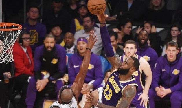  雷霆新秀隔扣詹姆斯 湖人末节逆转逃出生天  