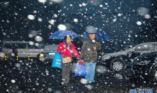  罗马客场遭遇暴雪，航班延误赛前险迟到  