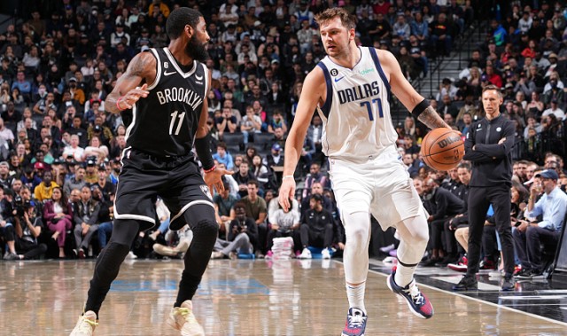  东契奇40+三双独行侠登顶  